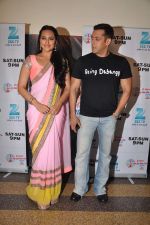 Salman Khan and Sonakshi Sinha on the sets of Sa Re Ga Ma in Famous on 10th Dec 2012 (17).JPG